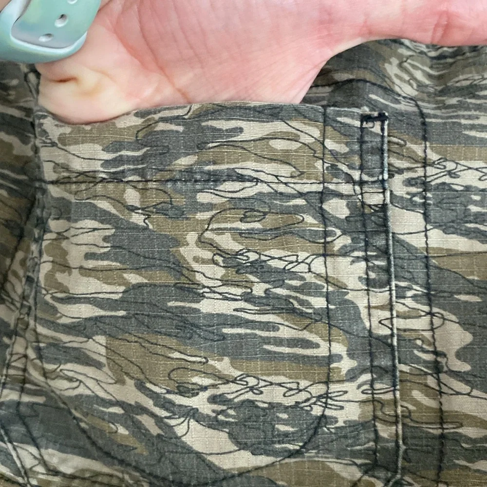 Camo print cropped cargo-style pants - Picture 15 of 16